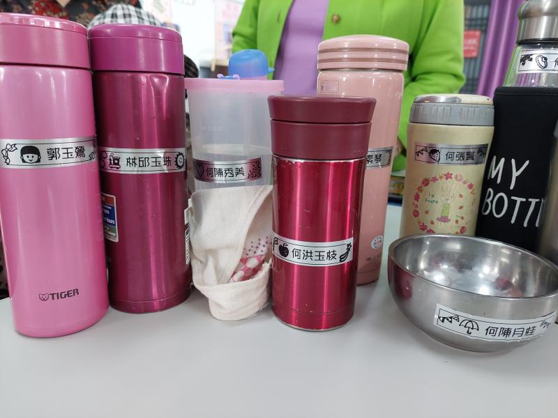 完成的姓名貼立即貼上自己的物品