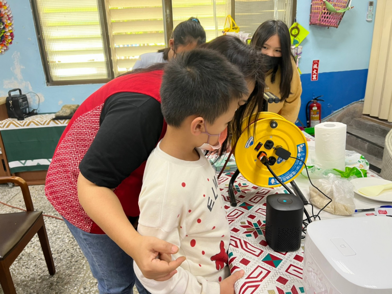 講師請學員到台前試一試小艾同學的厲害