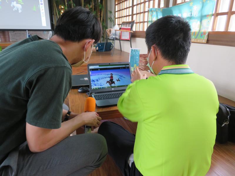 對於新興科技相關課程的大哥，會經常舉手發問，而且會跟講師一起討論建置內容喔!