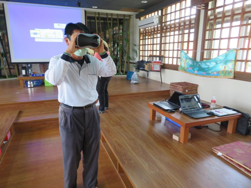 大哥對於能夠在頭帶裝置中看到自己的作品感到很新奇又興奮呢!