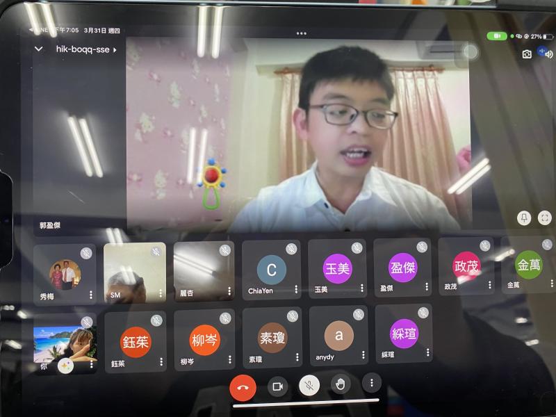 老師~變成娃娃臉~長輩們都很開心