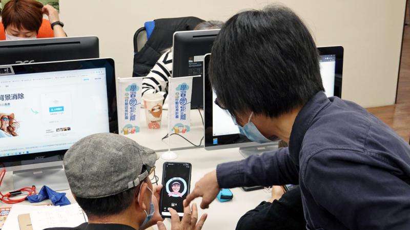 熱愛學習的長輩，利用一張個人頭貼製作一組趣味貼圖。