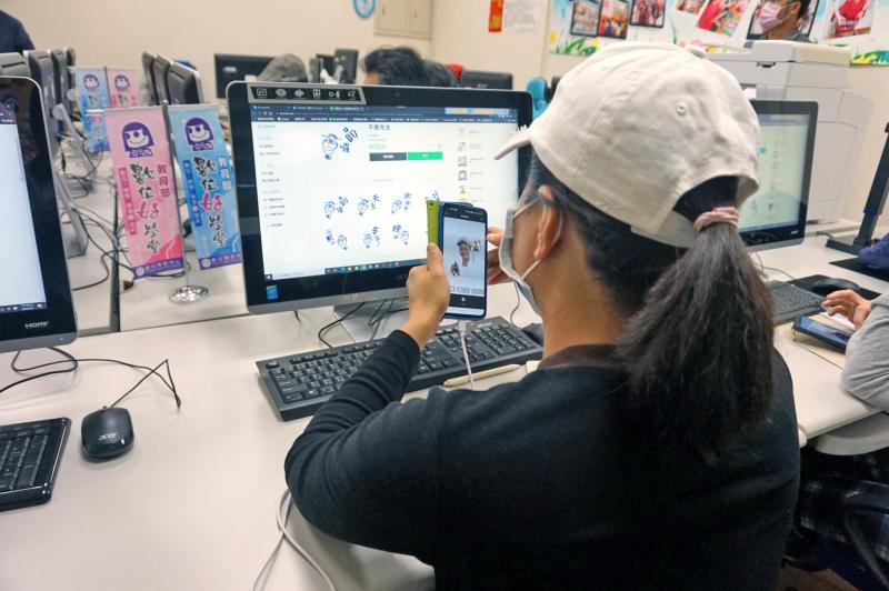 學員利用生活照片，先行去背後，透過line拍貼內建功能設計增加可愛圖文。