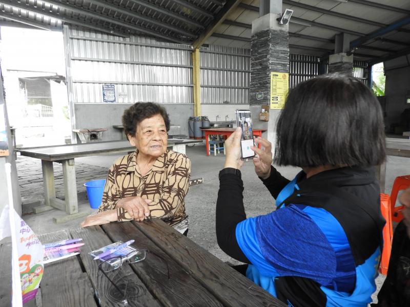 學員幫長輩拍照，長輩好高興。