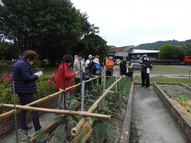 講師帶著學員到戶外做實體手機操作。