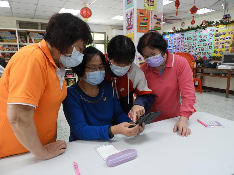 邀請到宜蘭大學的志工來協助長輩做操作，讓長輩有更好的學習。