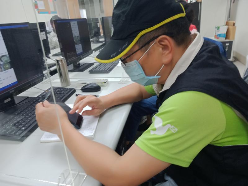 學員正在寫評論