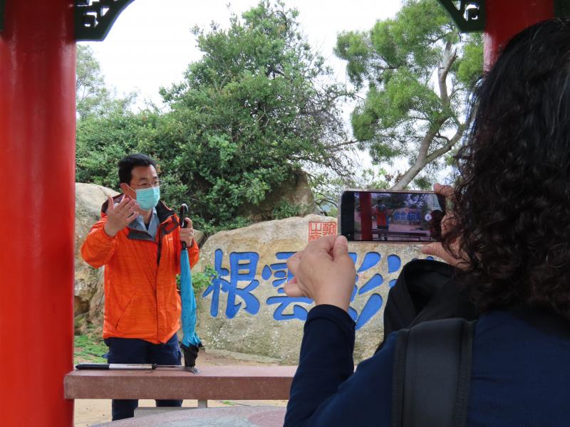 學員練習使用錄影，將導覽老師的解說內容記錄下來，進行數位導覽資料的素材蒐集。