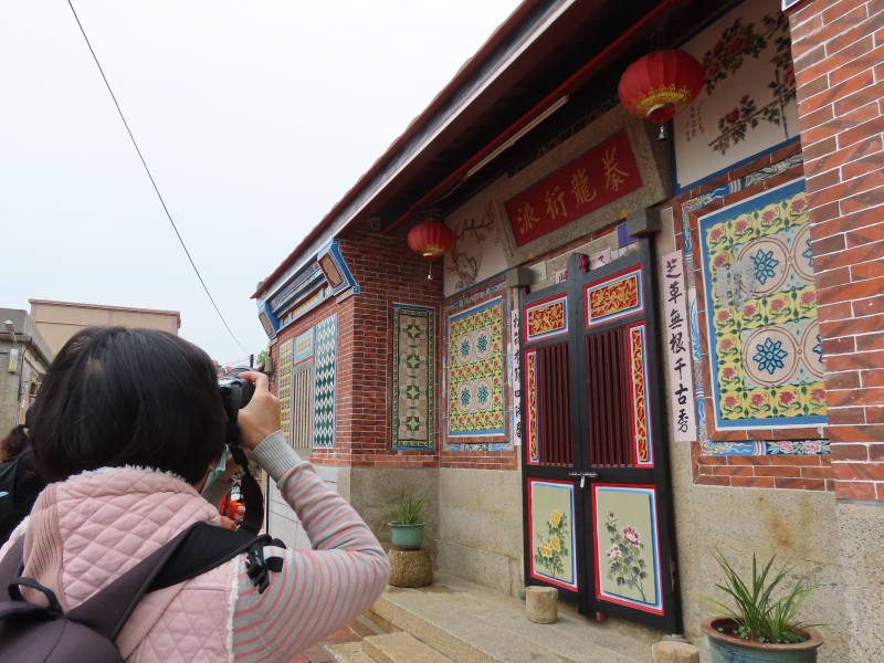 學員使用相機拍攝景點照片，後續將作為導覽地圖的圖片內容。