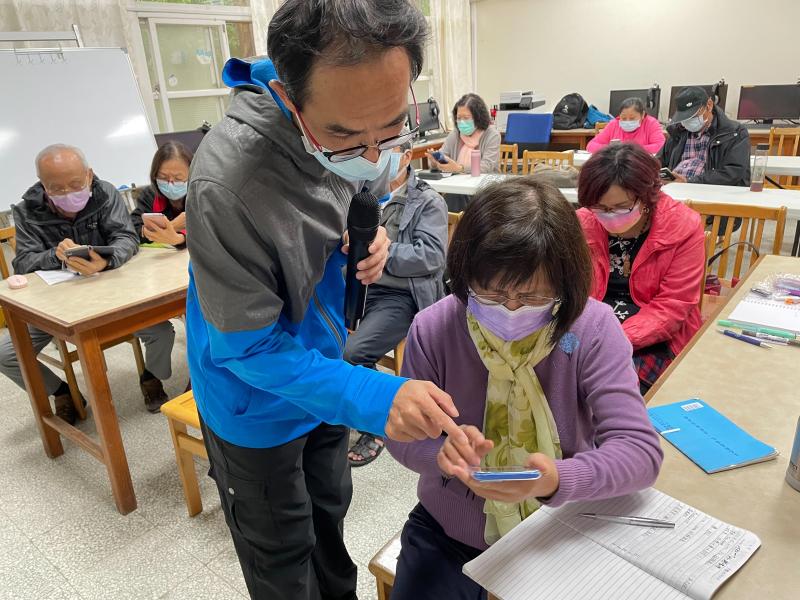 老師在教導學生如何使用app程式