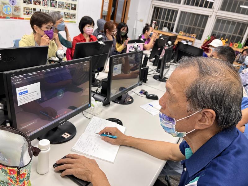 介紹google meet 線上會議工具，讓大家有機會學習基本功能。