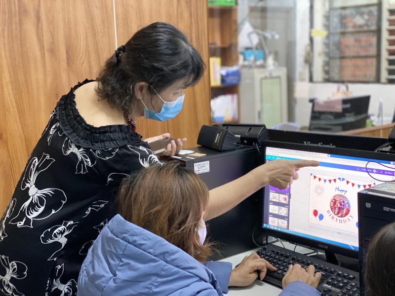 駐點針對學員作品給予建議與想法，使生日賀卡更繽紛。