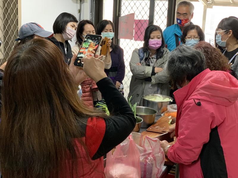 學員們輪流體驗、參與料理過程，以及練習將製作方式使用影像記錄下來。