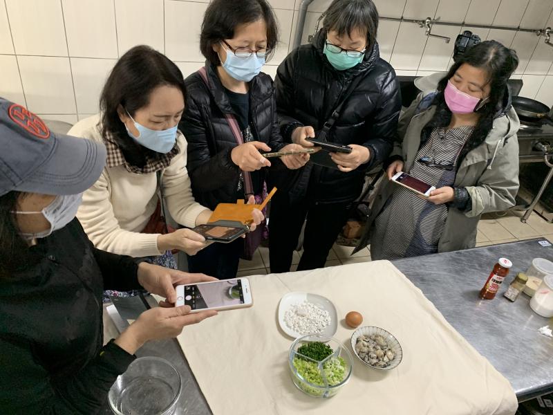 大家一起練習拍攝料理所需食材照。