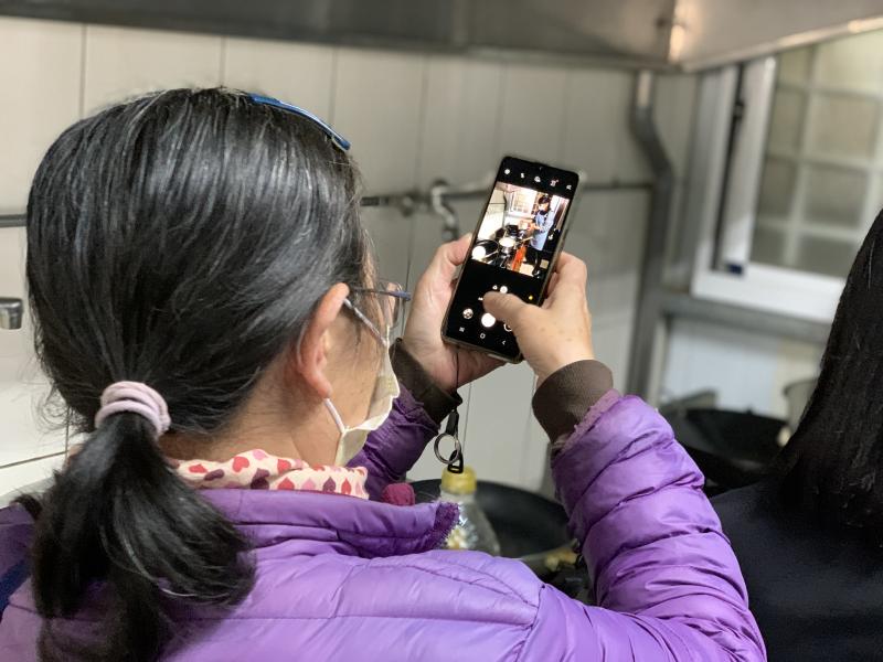 學員認真的在講師製作金式蚵仔煎時，拍攝食譜照片。