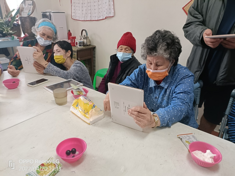 學員很認真的學習,老師也很細心的協助學員