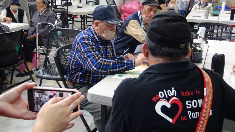 年輕的學員在旁側錄