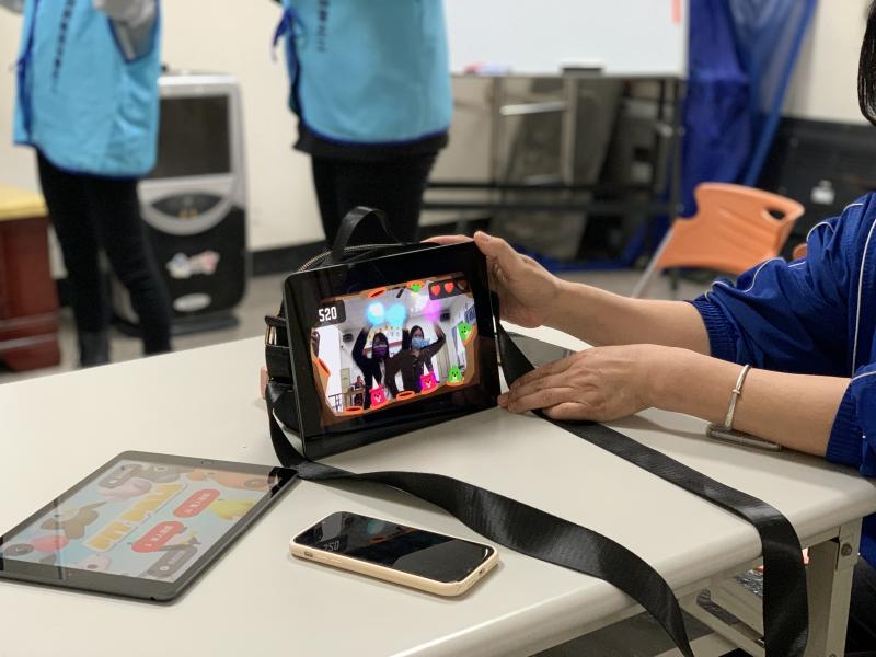 學員們透過平板感應互動遊戲，讓身體活動起來，並且決定晚上要和家中小孩一起玩。