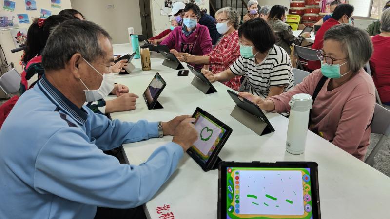 開始練習~一個愛心~一條線 = 一顆蘋果出爐了