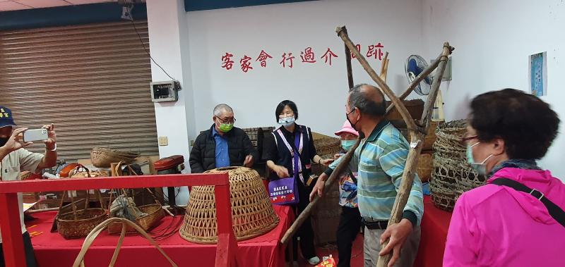 早期客家人生活上所留存下來文物及使用工具參觀.