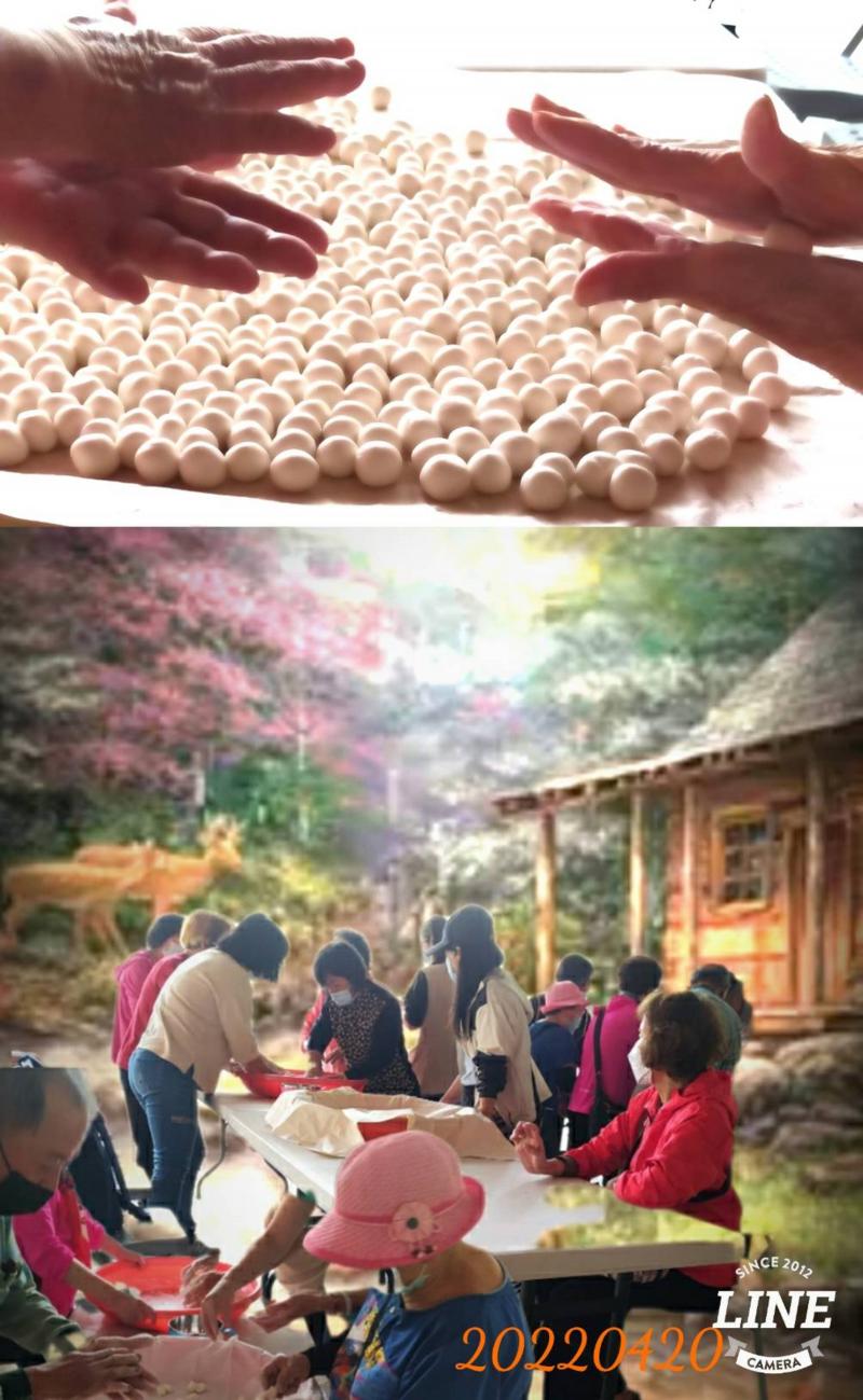 學員DIY體驗手搓湯圓，並以手機拍攝成果畫面.