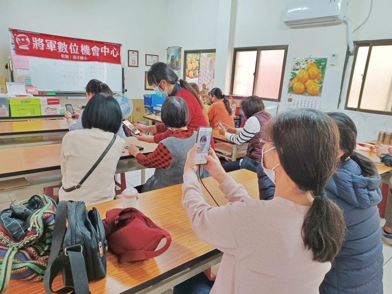 老師實際操作給學員看。