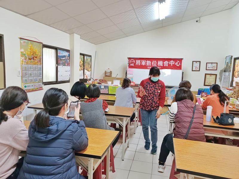 學員互相研討。