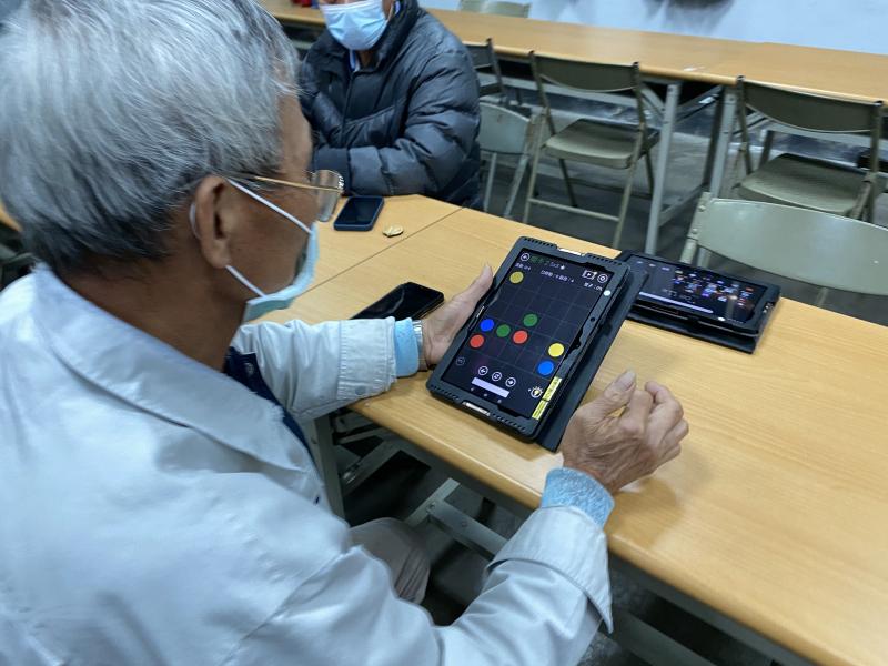 平板下載遊戲APP。