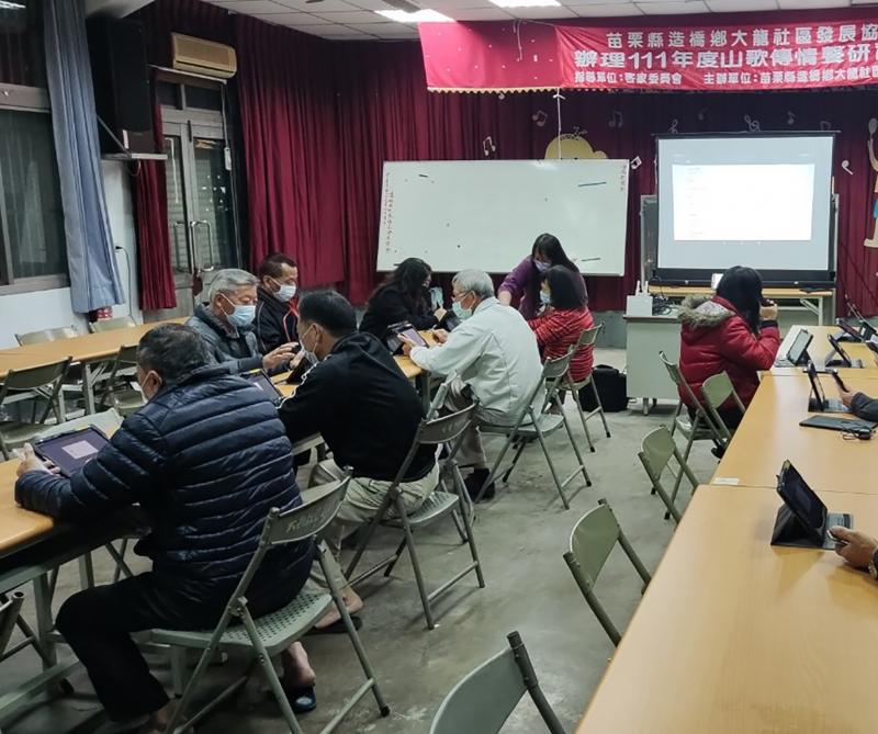 手機平板下載網路掛號APP。