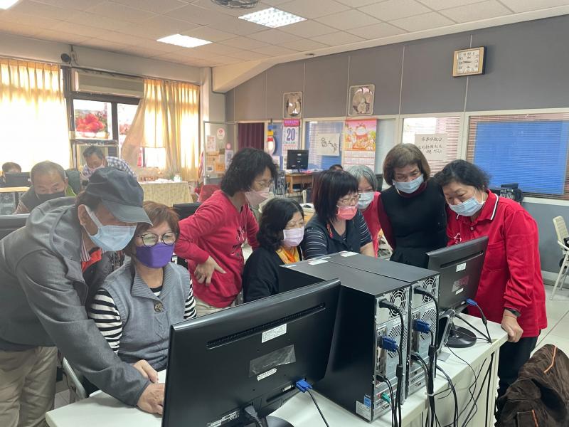 CoreIDRAW學習花瓣畫法，很實用充實，從橢圓轉化曲線。還可以加入文字，文字顏色變化，很有心得。