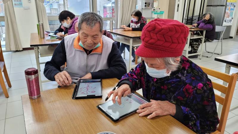 長輩們認真繪圖