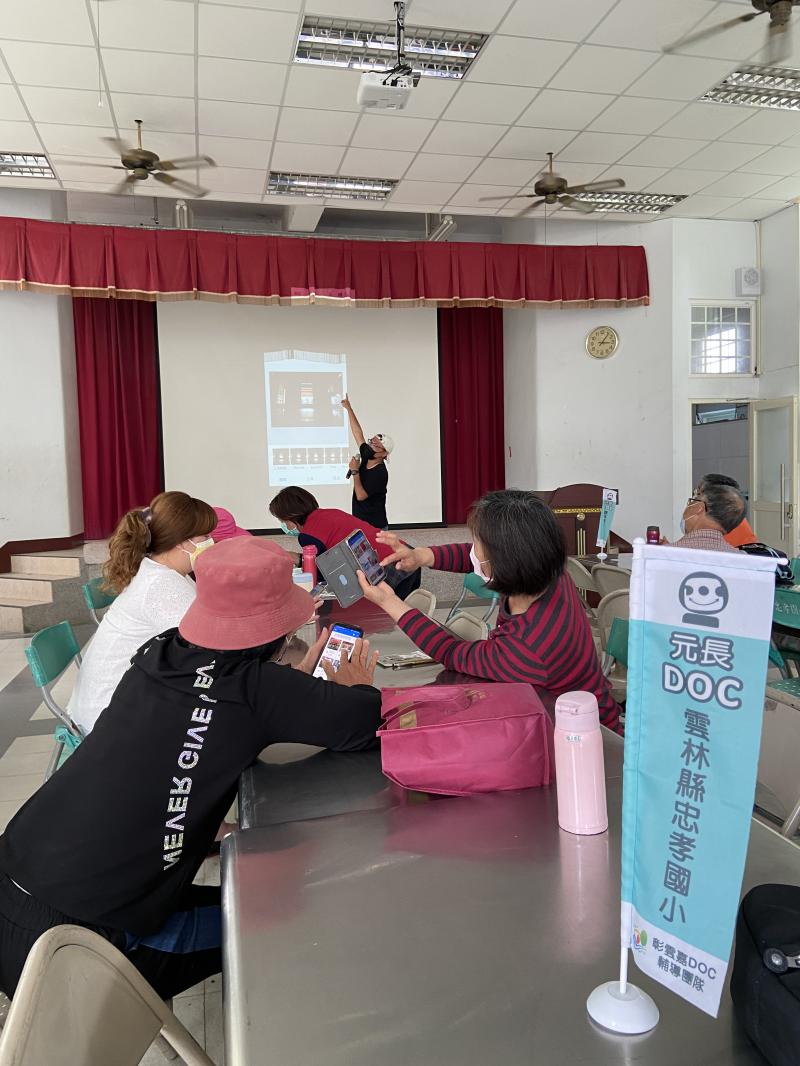 第三堂課老師分享學員們的拍攝照片，並說明如何拍攝EV值、角度和取景會達到更好看的效果!  根據拍攝的照片，運用免費APP就能後製照片的小技巧，老師也詳細依照APP裡的小工具一一說明使用方式，教學員們把自己的照片如何變成好看的早安貼圖!