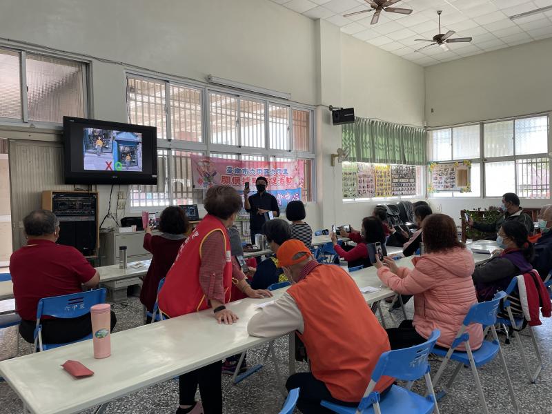老師銀幕上  指導如何擺姿勢拍照更好看