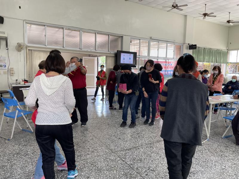 學員分組練習  如何拍出美美照片