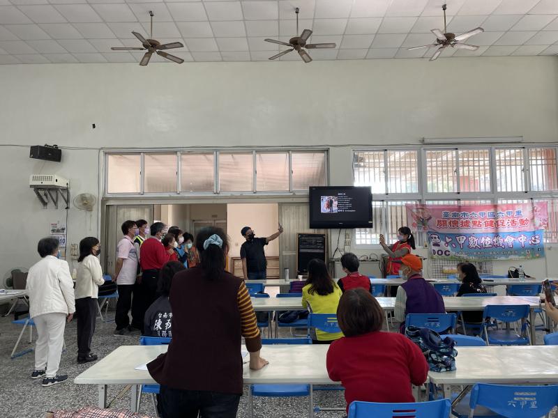 老師示範,  成員多時該如何拍照  才能大家都入境