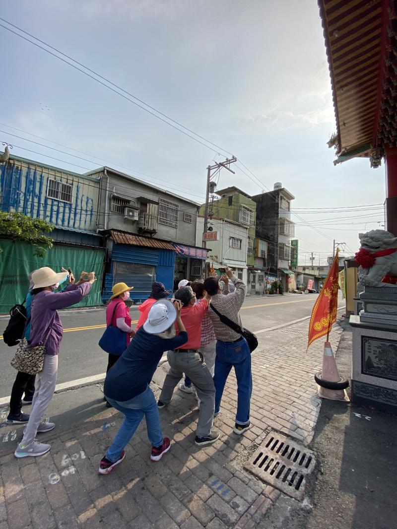 第二堂課跟著老師去外拍，拍出家鄉廟宇的美感與特色，雕刻龍柱以光影EV值、角度和取景方式進行說明!  學員們跟著老師，站著各種姿勢橋角度，拿著手機拍攝出龍嘴吐珠(太陽)的效果，老師也幫大家檢視拍出來的照片，講解需要加強的方法