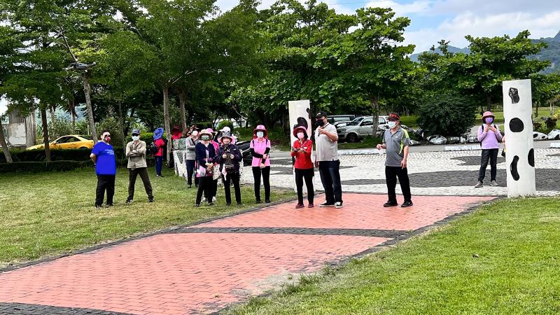 學員體驗空拍機飛行