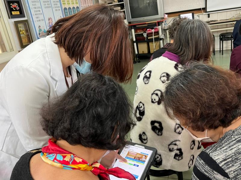 長輩學員利用平板電腦學習線上掛號查詢