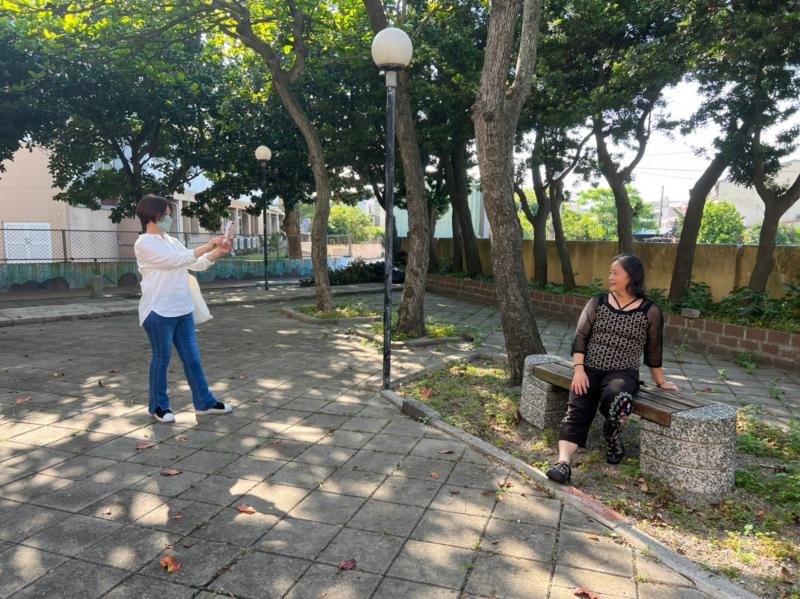 在戶外美景下學員互相拍下美麗的身影