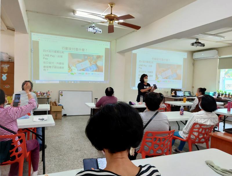 只要能夠使用任何信用卡、支付工具讓行動裝置能夠進行付款，都會被統稱為行動支付。而行動支付的方式又分為感應式支付，以及掃碼式支付。