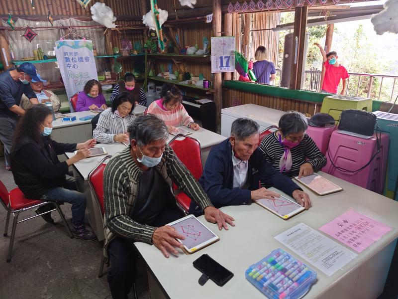 長者們對於平板裡的益智遊戲已成為他們愛不釋手的一種樂趣。