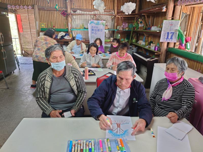 除了使用平板外，還用了一張紙畫出心中所想的事物，讓大家更認識自己。