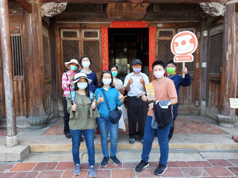 林明堃老師於橋南老街八角樓講述八角樓歷史，並於八角樓前拍攝鹽水文物秀─老街心映象文案班結業大合照