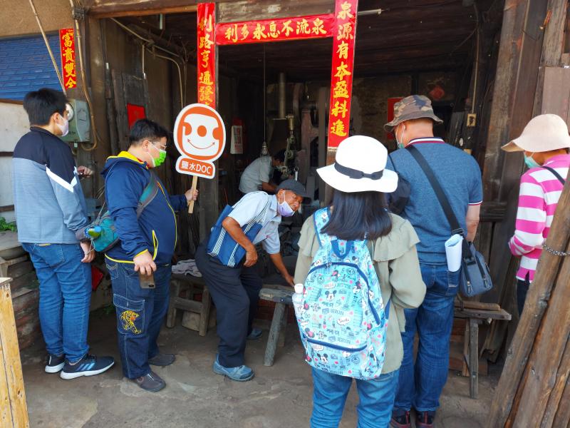 林明堃老師於橋南老街打鐵鋪說明打鐵舖的歷史故事與傳承