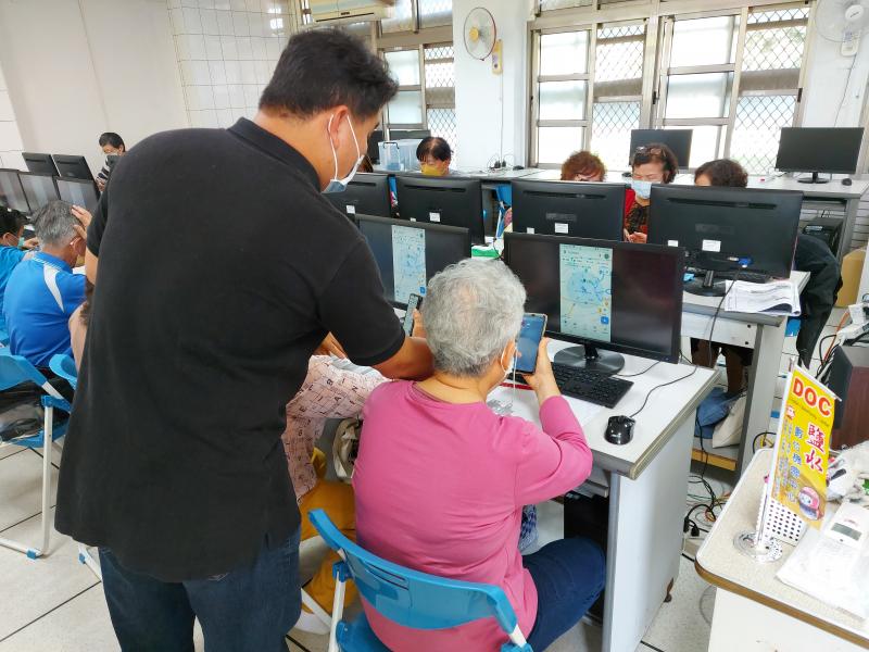 莊鴻凱老師教導學員使用Google Map搜尋附近商家與景點