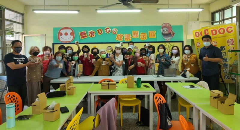 「鹽水秀網美」- 我的網紅自拍照與熱轉印馬克杯課程結業大合照