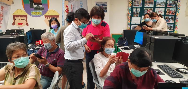 老師指導學員下載FB粉絲專頁如何操作.