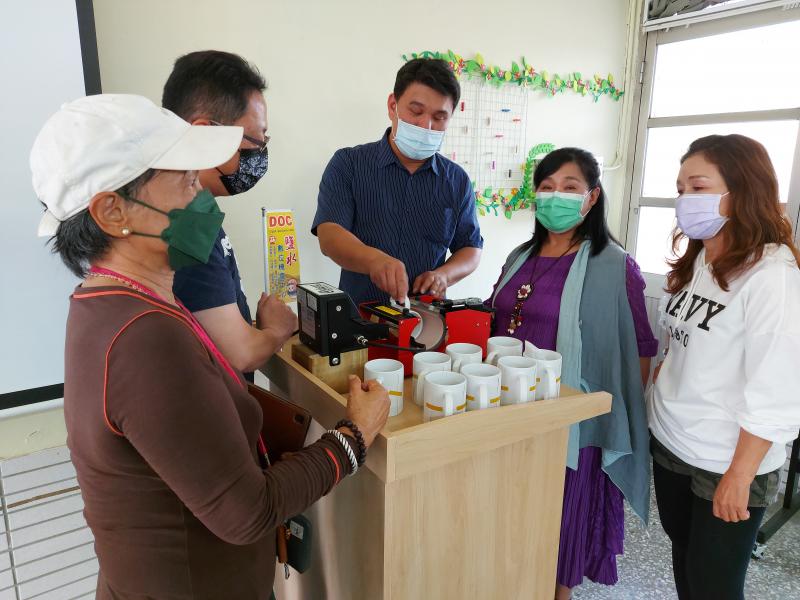 莊鴻凱老師教導學員熱轉印相關知識，並印製學員設計的專屬馬克杯