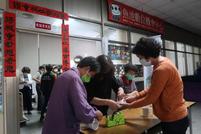 專注與好學的學員，透過數位學習，協力創造數位藝術馬克杯。