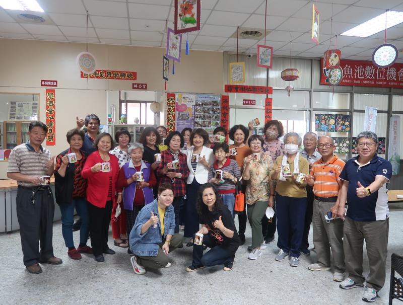 應用數位科技與美學素養創作專屬馬克杯，合照比個讚!大聲說魚池DOC讚啦!